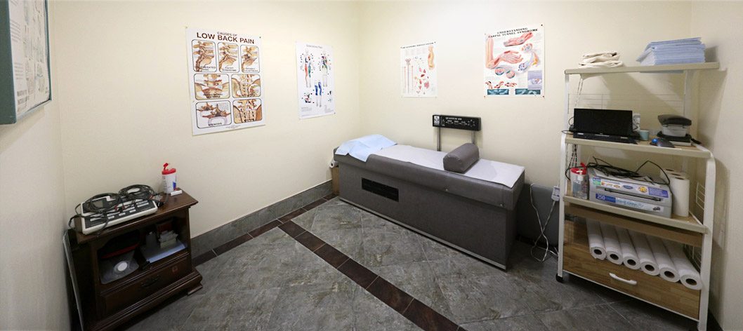 Treatment room with therapy table